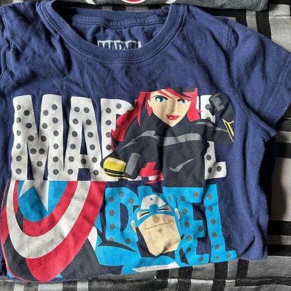 Cubs t-shirt and Marvel t-shirt Girls 2 lot bundle , vneck - Picture 2 of 9